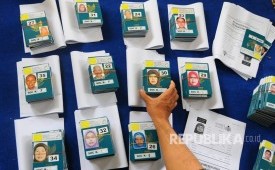 Petugas menata dokumen paspor dan visa jamaah calon haji (ilustrasi). 