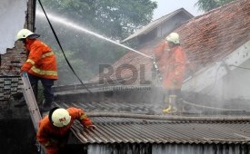 Petugas pemadam kebakaran memadamkan api saat kebakaran yang melanda sebuah rumah. (ilustrasi) 