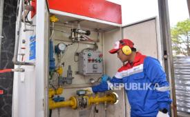 Petugas PGN mengecek pasokan CNG pelanggan.