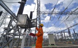 Petugas PLN melakukan pengecekan kondisi kelistrikan di Gardu Induk Pembangkit Listrik Tenaga Uap (PLTU) Jeranjang di Desa Taman Ayu, Kecamatan Gerung, Lombok Barat, NTB, Jumat (27/8/2021).