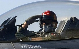 Pilot jet tempur Turki sebelum lepas landas. 