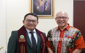 Ketua Umum Persatuan Islam Tionghoa Indonesia (PITI), Dr Serian Wijatno bersilaturahim ke Kepala Staf Kepresidenan (KSP), Jenderal TNI (Purn) Dudung Abdurachman.