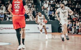 Point guard Dewa United Donell Cooper Jr membawa bola saat menghadapi Pelita Jaya dalam lanjutan IBL 2026 di Pelita Jaya Arena, Kuningan, Jakarta Selatan, Ahad (5/4/2026). 