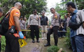 Polisi melakukan olah tempat kejadian perkara kasus suami memutilasi istrinya di Dusun Sindangjaya, Desa Cisontrol, Kecamatan Rancah, Kabupaten Ciamis, Jawa Barat, Jumat (3/5/2024).