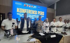Polres Cimahi bersama KCIC memperlihatkan sisa kabel jaringan sinyal dan grounding jalur Kereta Cepat Whoosh Jakarta-Bandung yang dicuri.