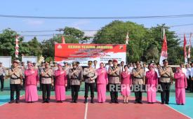 Polres Indramayu gelar sertijab wakapolres, kasat narkoba, dan kapolsek Gabuswetan di Lapangan Apel Polres Indramayu, Sabtu (23/8/2025).