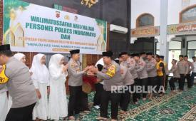 Polres Indramayu menggelar doa bersama dalam rangka Walimatussafar bagi anggota dan keluarga mereka yang akan menunaikan ibadah haji, Jumat (2/5/2025).