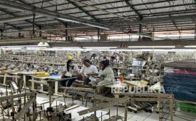 Potret pekerja PT Victory Apparel Semarang yang sedang dalam proses pemutusan hubungan kerja (PHK), Senin (27/7/2026). Meski datang ke pabrik, mereka tidak lagi melakukan aktivitas produksi. Hal itu karena PT Victory tak lagi mampu melanjutkan operasional bisnisnya akibat merugi.