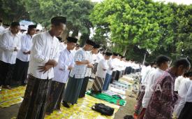  Potret ribuan santri saat mengikuti Shalat Istisqa.