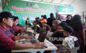 PP Muslimat NU dan Artha Graha Peduli menyelenggarakan pasar tebus murah, Sabtu (14/3/2026). Melalui kegiatan ini, masyarakat memperoleh paket kebutuhan pokok dengan harga lebih terjangkau.