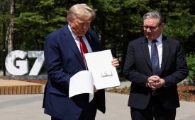 Presiden Amerika Serikat (AS) Donald Trump dan Perdana Menteri Inggris Keir Starmer mengumumkan penandatanganan kesepakatan dagang bilateral yang akan memangkas tarif impor untuk industri otomotif dan kedirgantaraan Inggris. 