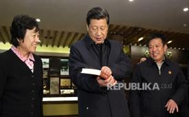 Presiden China Xi Jinping membaca buku