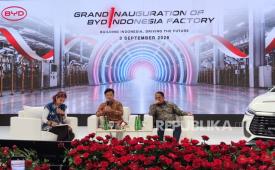 Presiden Direktur PT BYD Motor Indonesia Eagle Zhao (tengah) dan Head of PR & Government Relation PT BYD Motor Indonesia Luther Panjaitan. 