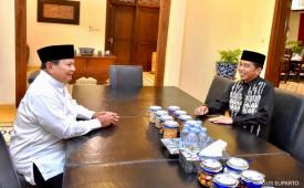 Presiden Jokowi (kanan) berbincang dengan Menteri Pertahanan Prabowo Subianto di kediaman di Sumber, Solo, Sabtu (22/4/2023).