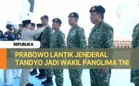 Presiden Prabowo Subianto resmi melantik Wakil Panglima TNI Letjen TNI Tandyo Budi Revita saat upacara gelar pasukan operasional dan penghargaan kehormatan militer di Pusdiklatpassus, Batujajar, Kabupaten Bandung Barat, Ahad (10/8/2025). Ia pun melantik panglima Kopassus, panglima Kopasgat dan panglima Kormar.