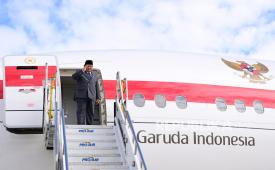 Presiden Prabowo Subianto sebelum memasuki Pesawat Kepresidenan Garuda Indonesia-1.