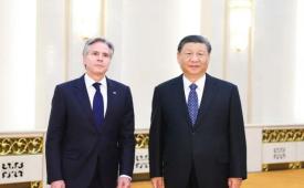 Presiden Xi Jinping melakukan pertemuan dengan Menteri Luar Negeri Amerika Serikat Antony Blinken di Balai Besar Rakyat di Beijing, pada Jumat (26/4/2024). 