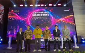 President Director & CEO Indosat Ooredoo Hutchison Vikram Sihna dan Chairman of Board Huawei Indonesia Xin Dajiang (tengah) dalam acara kemitraan strategis Indosat dan Huawei untuk pengembangan AI di Jakarta, Rabu (26/8/2026).