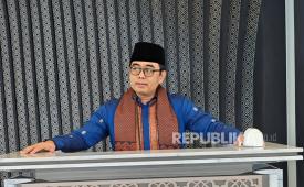 Prof Tholabi Kharlie.