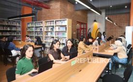 Program Studi Ilmu Komunikasi Universitas Bina Sarana Informatika (UBSI) membekali mahasiswa tidak hanya dengan keterampilan menyampaikan pesan, tetapi juga kemampuan memahami dampak komunikasi.