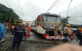 Proses evakuasi kereta api bandara yang mengalami kecelakaan di perlintasan sebidang di Stasiun Poris, Tangerang, Jumat (20/2/2026).