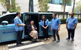 PT Blue Bird Tbk meluncurkan layanan terbaru Lifecare Taxi dengan kursi khusus otomatis.