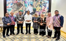 PT Dana Tabungan dan Asuransi Pegawai Negeri (Persero) atau TASPEN menyerahkan manfaat program pensiun dan tabungan hari tua (THT) kepada Presiden ke-7 RI Joko Widodo (Jokowi).