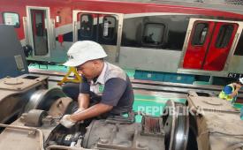PT Kereta Api Indonesia (Persero) bersama PT Industri Kereta Api (Persero) atau INKA terus melakukan perawatan terhadap tujuh trainset KRL iE305/CLI 225 untuk memastikan kesiapan sarana dalam mendukung operasional Commuter Line Jabodetabek.