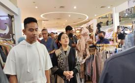   Puan Maharani didampingi Gibran Rakabuming menyapa masyarakat di Solo Paragon, Sabtu (27/5/2023).