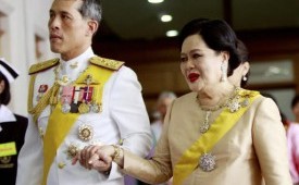 Raja Vajiralongkorn (kiri) bersama ibunda Ratu Sirikit.