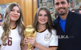Putri Leonor (tengah) dan Putri Sofia (kiri) berfoto dengan trofi Piala Dunia. Ini merupakan kedua kalinya mereka berfoto dengan tropi tersebut, di mana yang pertama terjadi pada 16 tahun lalu.