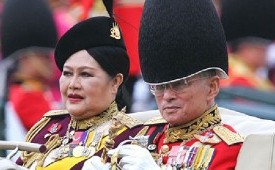Raja Bhumibol Adulyadej dan istrinya Ratu Sirikit