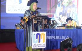 Rektor UNM Dwiza Riana.