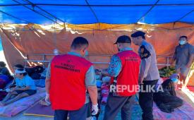 Relawan Lazismu membantu korban bencana alam di NTT.