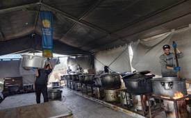 Relawan World Central Kitchen (WCK) sedang menyiapkan makanan untuk warga Palestina.