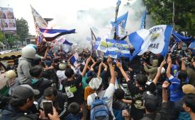 Ribuan bobotoh Persib memadati Jalan Pasupati, Kota Bandung, untuk menyambut kedatangan tim Persib atas kemenangannya di Liga Championship Series Liga 1 2023-2024, Sabtu (1/6/2024).  