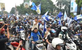 Ribuan bobotoh Persib memadati Jalan Pasupati, Kota Bandung, untuk menyambut kedatangan tim Persib atas kemenangannya