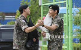 RM (kiri) dan V BTS ketika keluar dari kamp militer di Kota Chuncheon, Provinsi Gangwon, Korea Selatan. RM mengungkapkan para member grup sempat mengalami kondisi mental yang buruk selama menjalani masa wajib militer. 