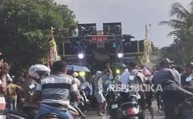 Rombongan karnaval di Kecamatan Cluwak, Kabupaten Pati, Jawa Tengah, menggunakan sound horeg di jalan raya beberapa waktu lalu. 