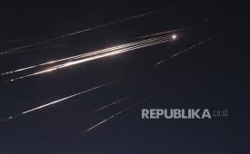 Rudal-rudal menerangi langit malam saat serangan rudal Iran di Yerusalem, Ahad dini hari, 15 Juni 2025. 