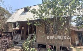 Rumah dua lantai milik Misbah dan Fitria di Jalan Pesantren, RT 02/08, Kelurahan Cibabat, Kecamatan Cimahi Utara, Kota Cimahi, Jawa Barat yang mengusung natural building, konsep pembangunan yang memanfaatkan material alami dan lokal dengan mempertimbangkan dampak terhadap lingkungan.