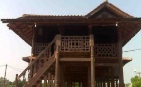 Rumah Si Pitung yang berlokasi di Marunda, Jakarta, disebu-sebut sebagai tempat persembunyiaan Si Pitung saat dikejar-kejar Belanda.