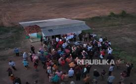 Kerumunan warga menjelang lampu bertenaga panel surya dinyalakan pertama kalinya dalam acara seremoni peluncuran Program Rumah Terang Baznas di Kampung Pasir Torog, Desa Cikawung, Kecamatan Terisi, Kabupaten Indramayu, Kamis (9/7/2026).
