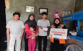 Rumah Zakat menyalurkan bantuan kesehatan kepada salah satu penerima manfaat bernama Pandu, di Jl. Palapa 10 F, Gunung Terang, Langkapura, Bandar Lampung.
