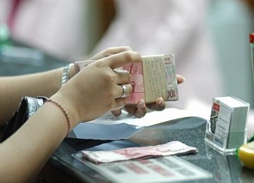 Nilai tukar rupiah pada penutupan perdagangan Kamis sore melemah 19 poin atau 0,11 persen menjadi Rp 17.002 per dolar AS dari penutupan sebelumnya di level Rp 16.983 per dolar AS.  (ILUSTRASI)