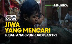 Santri di Pondok Tasawuf Underground tengah berdoa usai melaksanakan sholat berjamaah.