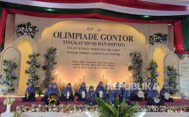 Santri Gontor putri bermain rebana dalam pembukaan olimpiade.