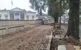 Sebagian halaman dan tembok pagar Gedung Sudirman, cagar budaya peninggalan Belanda di Kota Cimahi terdampak pembangunan underpass.