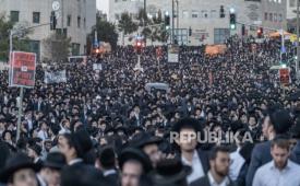 Sebanyak 300 ribu lebih Yahudi Haredim memadati Yerusalem protes wajib militer, Kamis (30/10/2025).