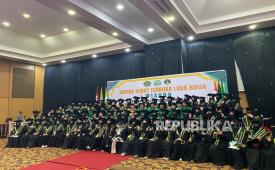 Sebanyak 96 mahasiswa Sekolah Tinggi Ilmu Agama Islam (STAI) Al Bayan resmi menyandang gelar sarjana setelah berhasil menyelesaikan studi selama empat tahun. Mereka mendapat beasiswa dari BMH.